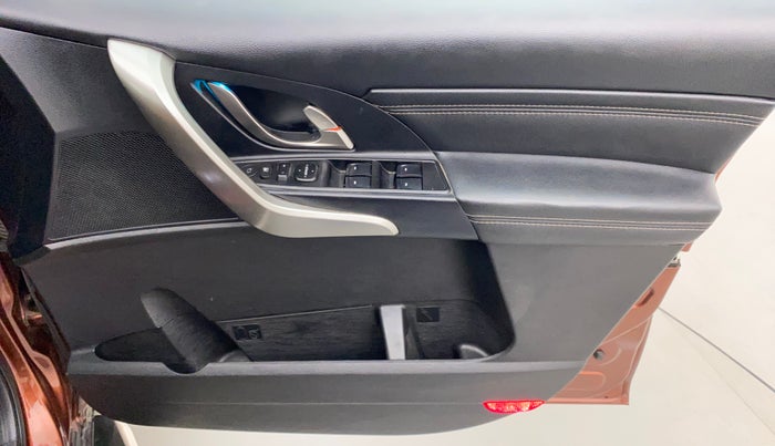 2018 Mahindra XUV500 W11 (O) AT, Diesel, Automatic, 52,673 km, Driver Side Door Panels Control