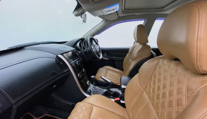 2018 Mahindra XUV500 W11 (O) AT, Diesel, Automatic, 52,673 km, Right Side Front Door Cabin