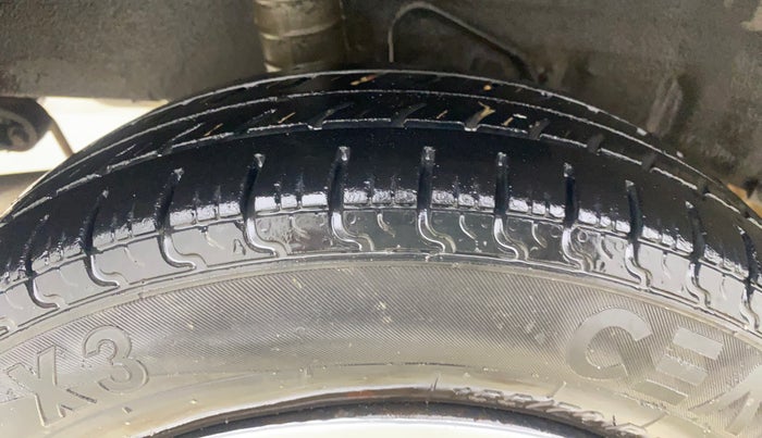 2015 Datsun Go T, Petrol, Manual, 1,22,106 km, Right Rear Tyre Tread