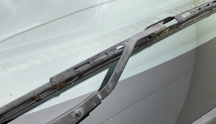 2015 Maruti Swift VDI ABS, Diesel, Manual, 1,17,890 km, Front windshield - Wiper Blade Broken/Rusted