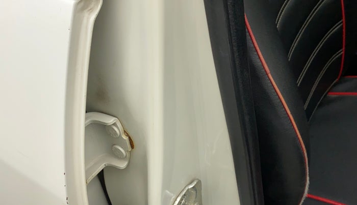 2015 Maruti Swift VDI ABS, Diesel, Manual, 1,17,890 km, Right B pillar - Slightly rusted