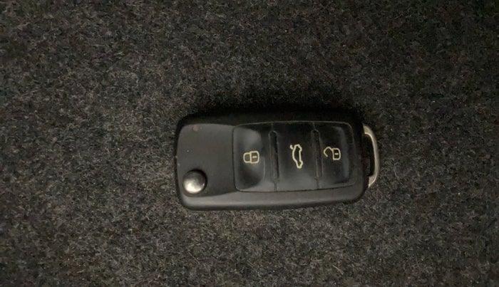 2016 Volkswagen Ameo HIGHLINE PLUS 1.5L AT 16 ALLOY, Diesel, Automatic, 1,07,334 km, Key Close Up