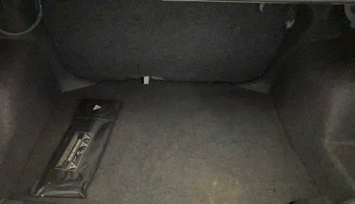 2016 Volkswagen Ameo HIGHLINE PLUS 1.5L AT 16 ALLOY, Diesel, Automatic, 1,07,334 km, Boot Inside