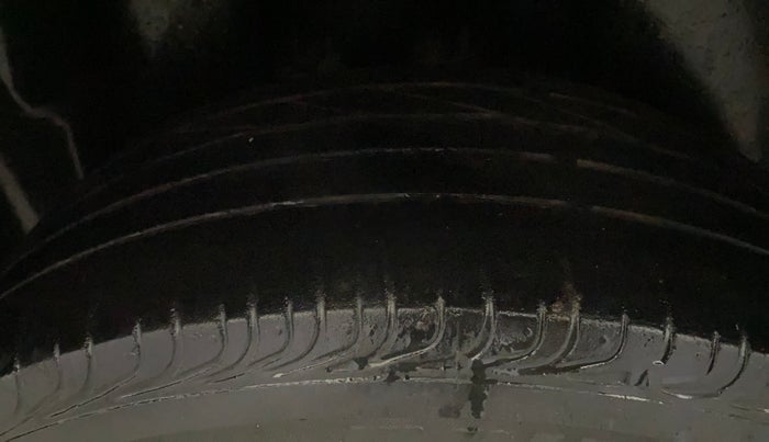 2016 Volkswagen Ameo HIGHLINE PLUS 1.5L AT 16 ALLOY, Diesel, Automatic, 1,07,334 km, Right Rear Tyre Tread