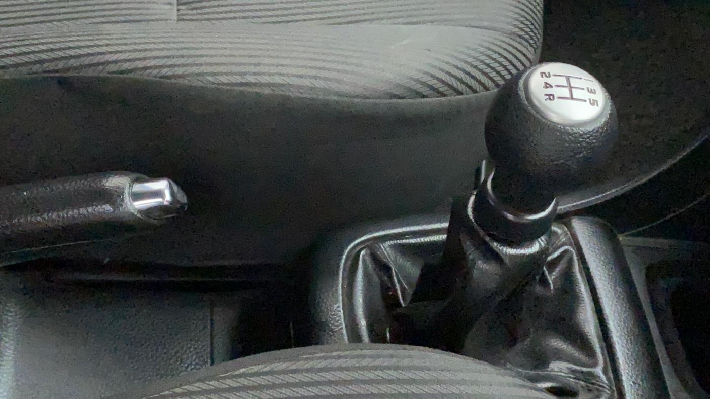2012 Maruti Swift ZXI, Petrol, Manual, 62,316 km, Gear Lever
