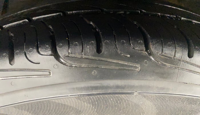2014 Hyundai Xcent S 1.1 CRDI, Diesel, Manual, 1,19,879 km, Right Rear Tyre Tread