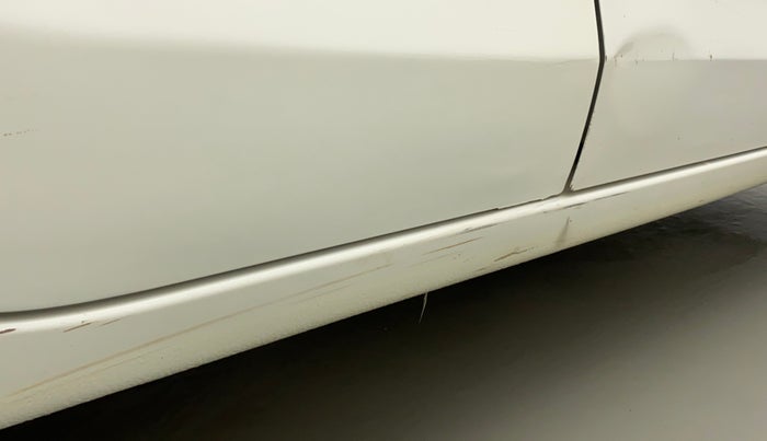 2018 Maruti Dzire VXI AMT, CNG, Automatic, 96,045 km, Right running board - Minor scratches