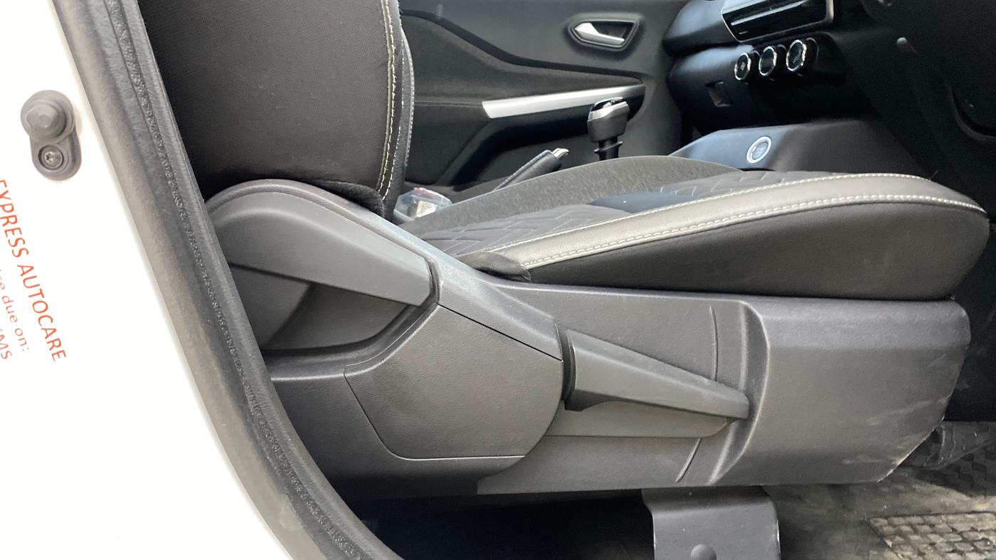 2023 Nissan MAGNITE XV PREMIUM, CNG, Manual, 8,743 km, Driver Side Adjustment Panel