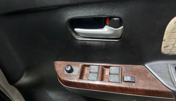 2018 Maruti Wagon R 1.0 VXI, Petrol, Manual, 38,213 km, Driver Side Door Panels Control