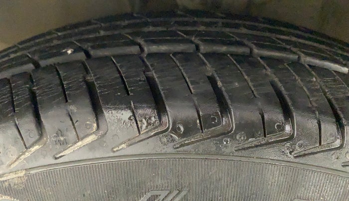 2011 Hyundai i10 MAGNA 1.1, Petrol, Manual, 55,296 km, Left Front Tyre Tread