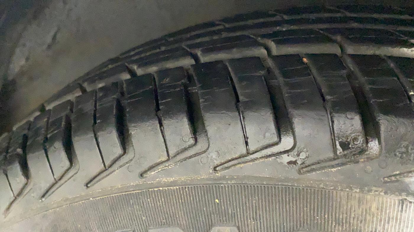 2011 Hyundai i10 MAGNA 1.1, Petrol, Manual, 55,296 km, Right Front Tyre Tread