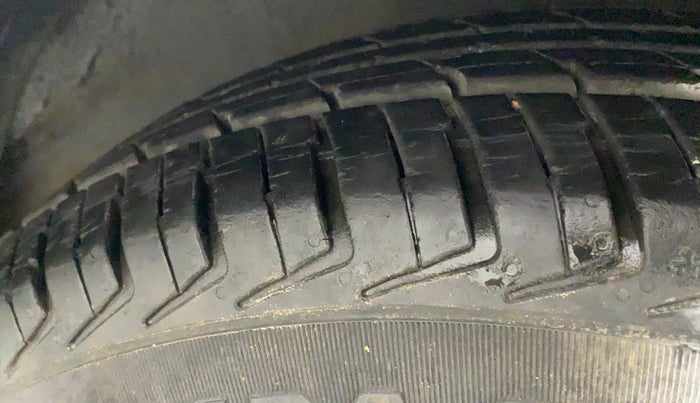 2011 Hyundai i10 MAGNA 1.1, Petrol, Manual, 55,296 km, Right Front Tyre Tread