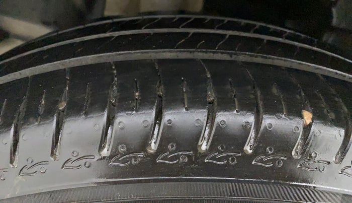 2018 Maruti Swift VXI AMT D, Petrol, Automatic, 82,496 km, Left Front Tyre Tread