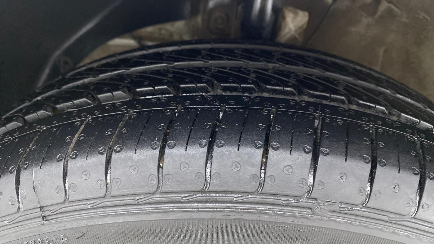 2018 Maruti Dzire ZXI AMT, Petrol, Automatic, 76,611 km, Left Front Tyre Tread