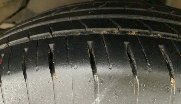 2018 Toyota Innova Crysta 2.8 GX AT 7 STR, Diesel, Automatic, 86,545 km, Right Front Tyre Tread