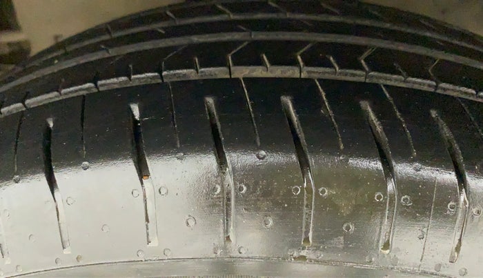 2018 Toyota Innova Crysta 2.8 GX AT 7 STR, Diesel, Automatic, 86,545 km, Left Front Tyre Tread