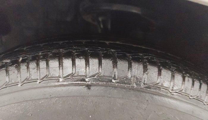 2014 Hyundai i10 SPORTZ 1.1, Petrol, Manual, 30,547 km, Left Front Tyre Tread