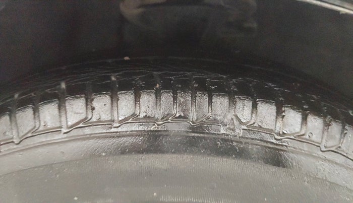 2014 Hyundai i10 SPORTZ 1.1, Petrol, Manual, 30,547 km, Right Front Tyre Tread