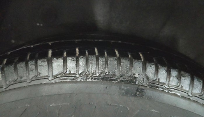 2014 Hyundai i10 SPORTZ 1.1, Petrol, Manual, 30,547 km, Right Rear Tyre Tread