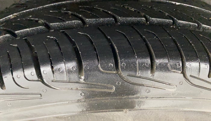 2017 Maruti Swift VXI, Petrol, Manual, 62,228 km, Right Rear Tyre Tread