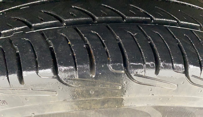 2017 Maruti Swift VXI, Petrol, Manual, 62,228 km, Left Front Tyre Tread