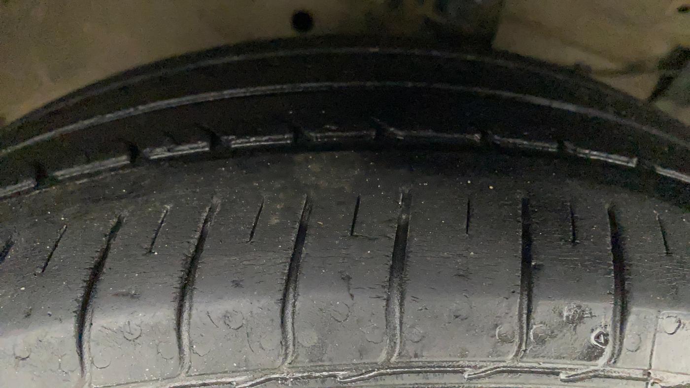 2017 Maruti Ciaz ZETA 1.4  AT PETROL, Petrol, Automatic, 42,218 km, Right Front Tyre Tread