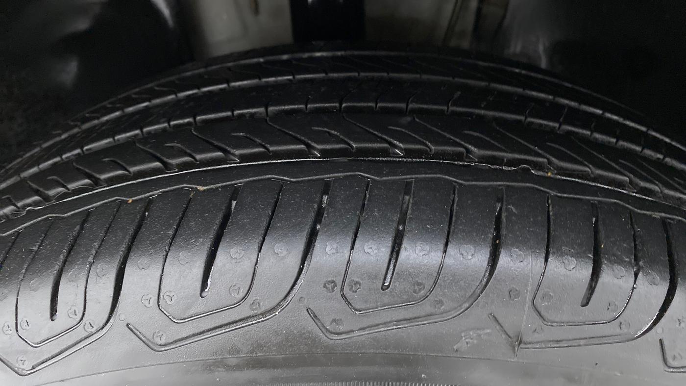 2022 Volkswagen TAIGUN HIGHLINE 1.0 TSI AT, Petrol, Automatic, 6,211 km, Left Front Tyre Tread