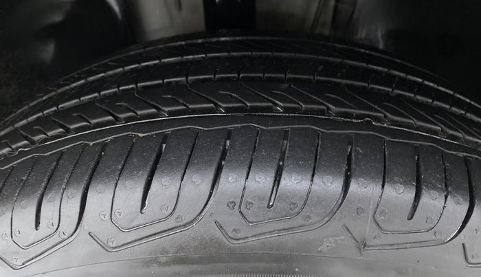 2022 Volkswagen TAIGUN HIGHLINE 1.0 TSI AT, Petrol, Automatic, 6,211 km, Left Front Tyre Tread