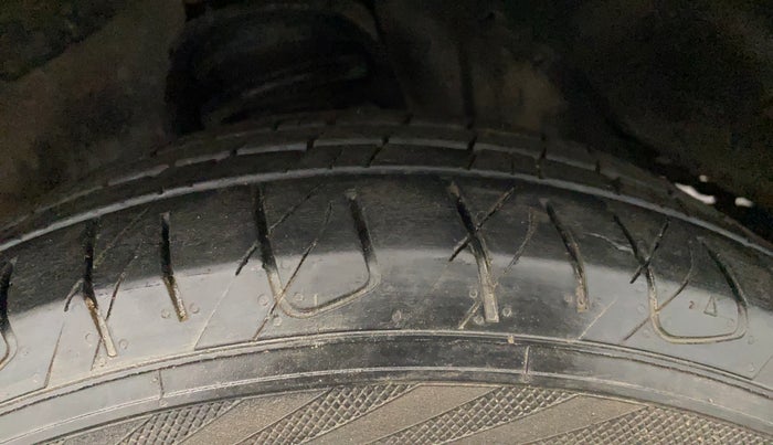 2016 Toyota Innova Crysta 2.4 VX 7 STR, Diesel, Manual, 68,815 km, Left Front Tyre Tread