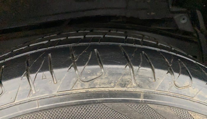 2016 Toyota Innova Crysta 2.4 VX 7 STR, Diesel, Manual, 68,815 km, Left Rear Tyre Tread