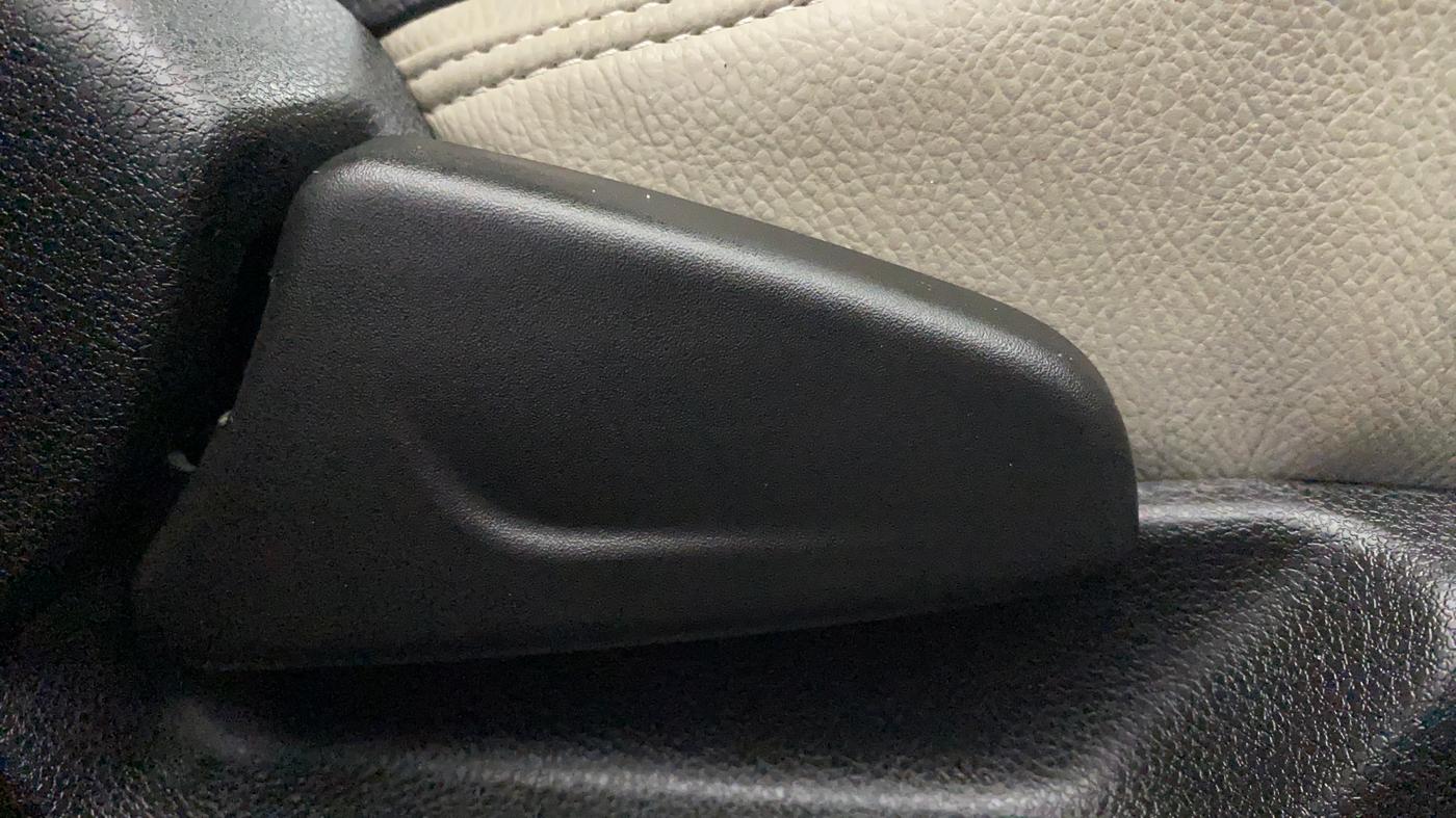 2019 Renault Kwid RXL, Petrol, Manual, 24,529 km, Driver Side Adjustment Panel