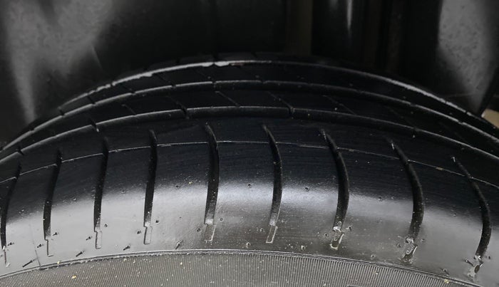 2016 Maruti Ciaz ZXI, Petrol, Manual, 35,851 km, Left Rear Tyre Tread