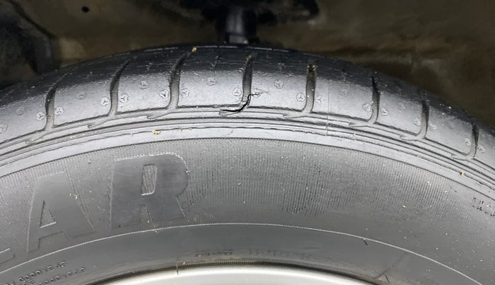 2016 Maruti Ciaz ZXI, Petrol, Manual, 35,851 km, Left front tyre - Minor crack