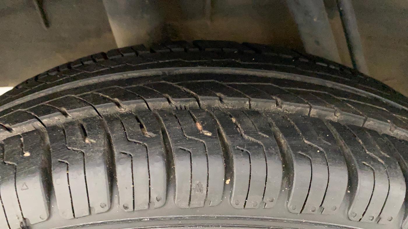 2016 Renault Kwid RXL, Petrol, Manual, 52,582 km, Right Rear Tyre Tread