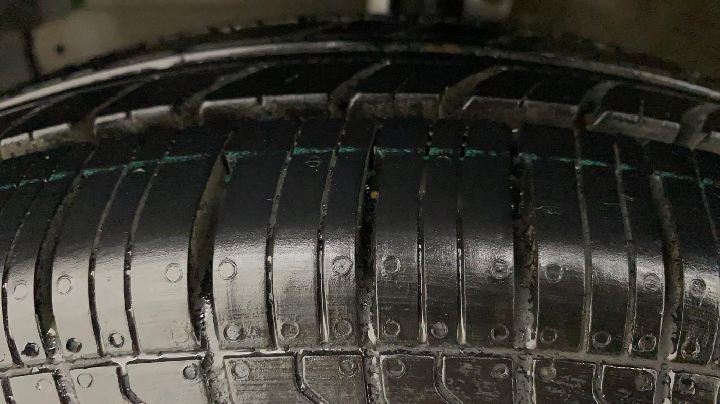 2017 Maruti Swift VXI, Petrol, Manual, 1,16,084 km, Left Front Tyre Tread