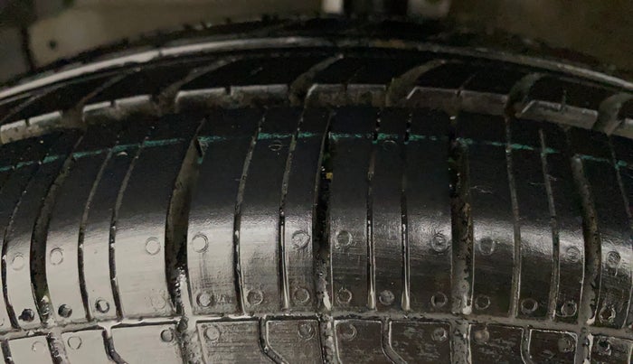 2017 Maruti Swift VXI, Petrol, Manual, 1,16,084 km, Left Front Tyre Tread