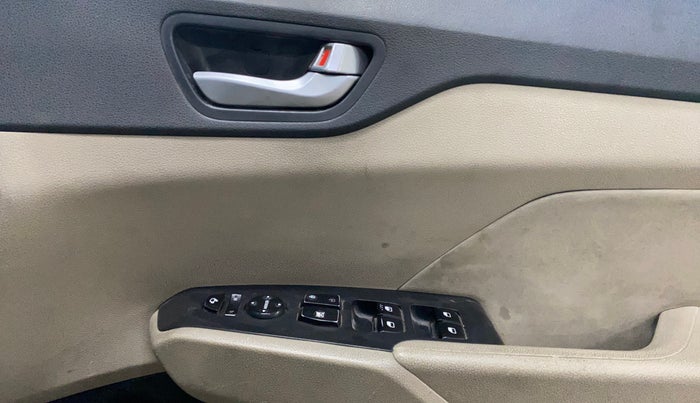 2017 Hyundai Verna 1.6 CRDI SX, Diesel, Manual, 1,40,501 km, Driver Side Door Panels Control