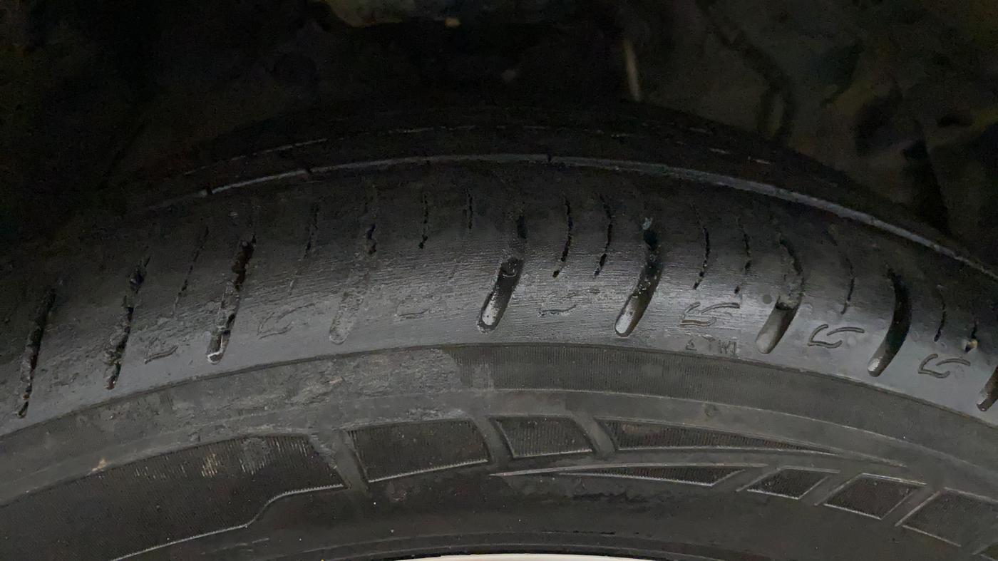 2019 Mahindra XUV300 W8 (O) 1.2 PETROL, Petrol, Manual, 80,553 km, Right Front Tyre Tread