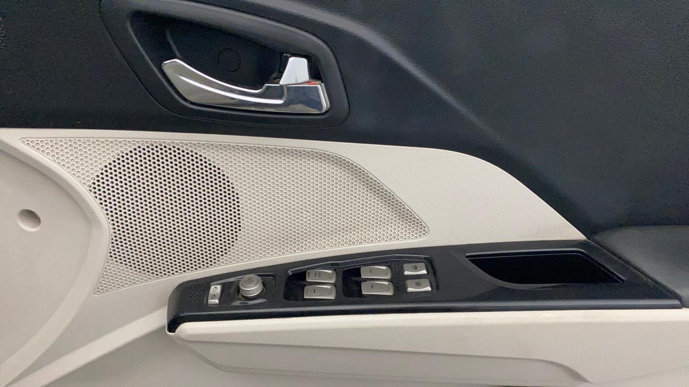 2019 Mahindra XUV300 W8 (O) 1.2 PETROL, Petrol, Manual, 80,553 km, Driver Side Door Panels Control
