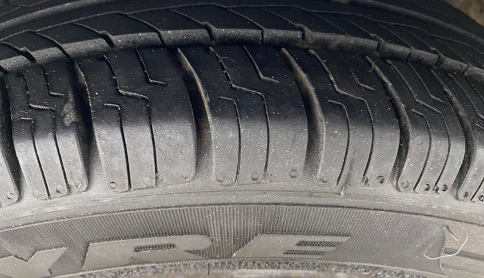 2015 Hyundai Eon MAGNA +, Petrol, Manual, 88,272 km, Left Rear Tyre Tread