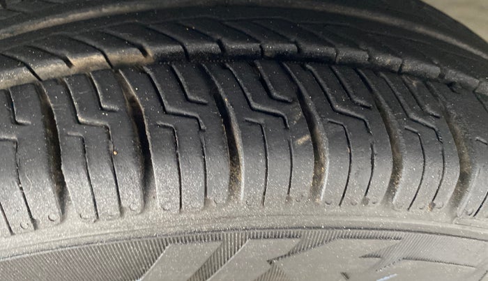 2015 Hyundai Eon MAGNA +, Petrol, Manual, 88,272 km, Left Front Tyre Tread