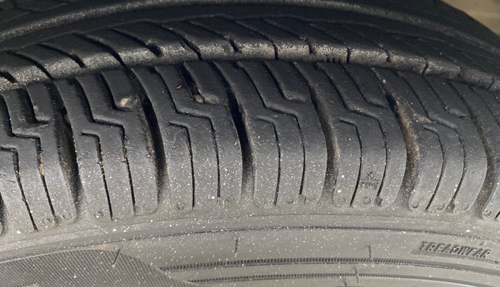 2015 Hyundai Eon MAGNA +, Petrol, Manual, 88,272 km, Right Front Tyre Tread