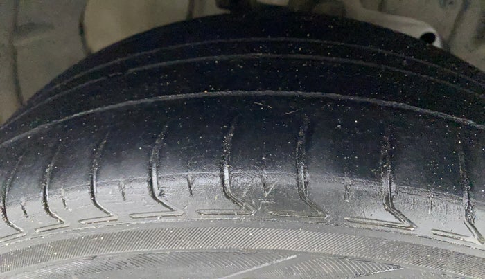 2015 Ford Ecosport TITANIUM 1.5L DIESEL, Diesel, Manual, 1,05,171 km, Right Front Tyre Tread