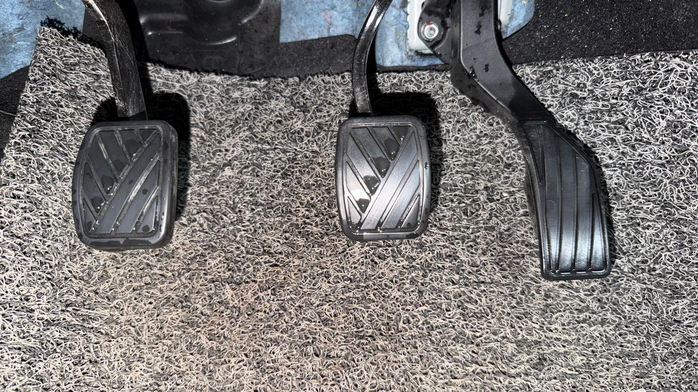 2023 Maruti Grand Vitara SIGMA SMART HYBRID, Petrol, Manual, 61,500 km, Pedals