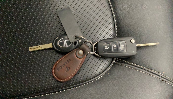 2022 Tata NEXON XM PETROL, Petrol, Manual, 1,16,522 km, Key Close Up