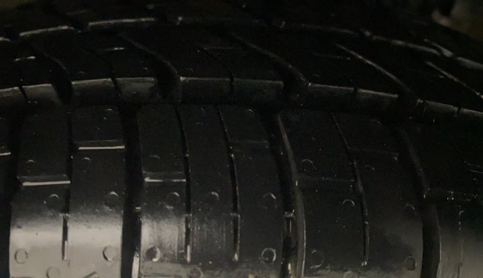 2015 Hyundai Eon 1.0 MAGNA +, Petrol, Manual, 82,902 km, Right Front Tyre Tread