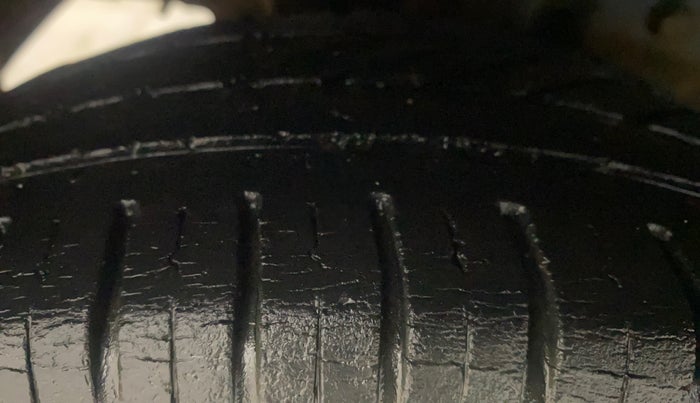 2015 Hyundai Eon 1.0 MAGNA +, Petrol, Manual, 82,902 km, Right Rear Tyre Tread