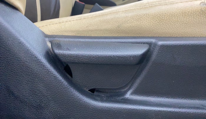 2015 Hyundai Eon 1.0 MAGNA +, Petrol, Manual, 82,902 km, Driver Side Adjustment Panel