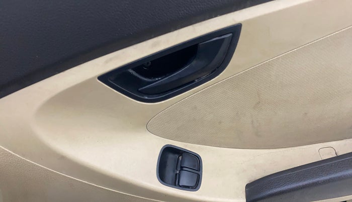 2015 Hyundai Eon 1.0 MAGNA +, Petrol, Manual, 82,902 km, Driver Side Door Panels Control