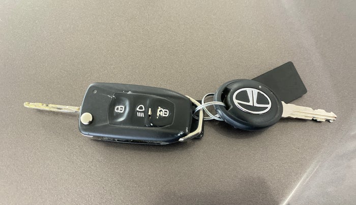 2017 Tata Tiago XT PETROL, Petrol, Manual, 71,017 km, Key Close Up